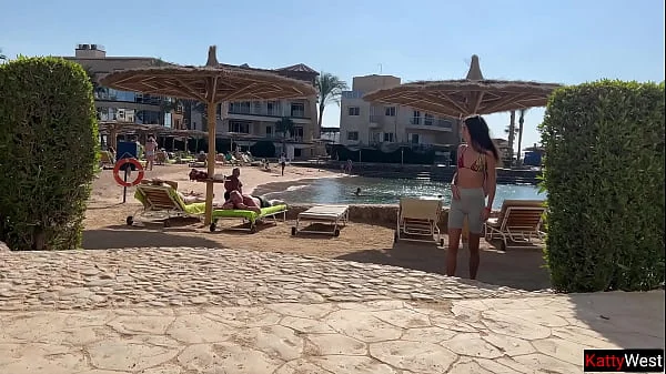 Crazy girl pee on a public beach right on her pants!