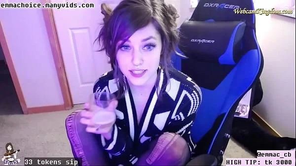 Skinny streamer flashing tits and ass on webcam