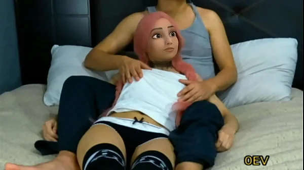 El me pone cachonda mientras vemos películas en mi casa