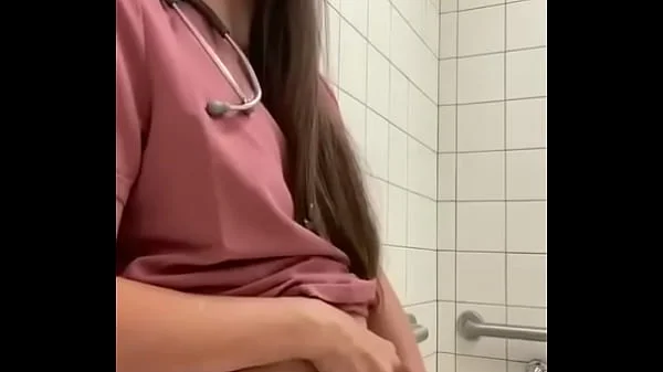 enfermera se masturba en el baño del hospital